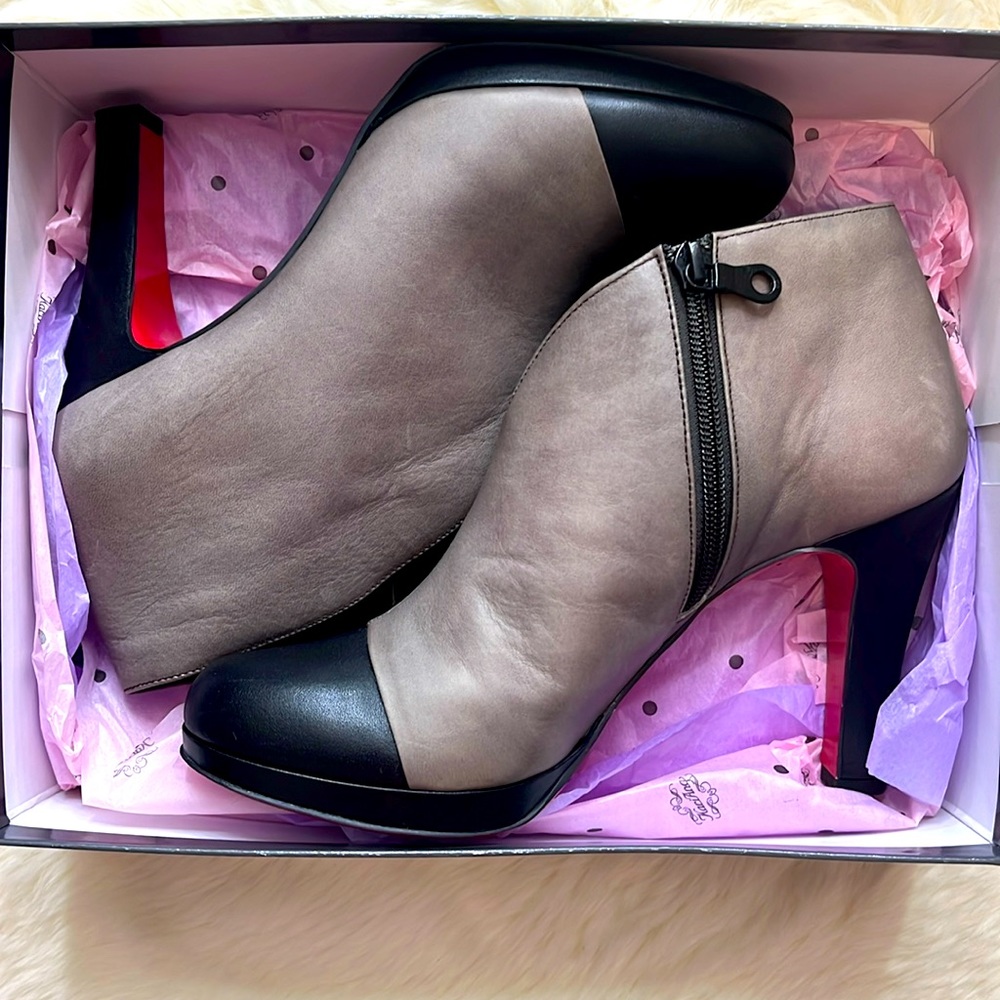 Retail $250 Authentic KariAng booties similar to Christian Louboutin Red Bottoms